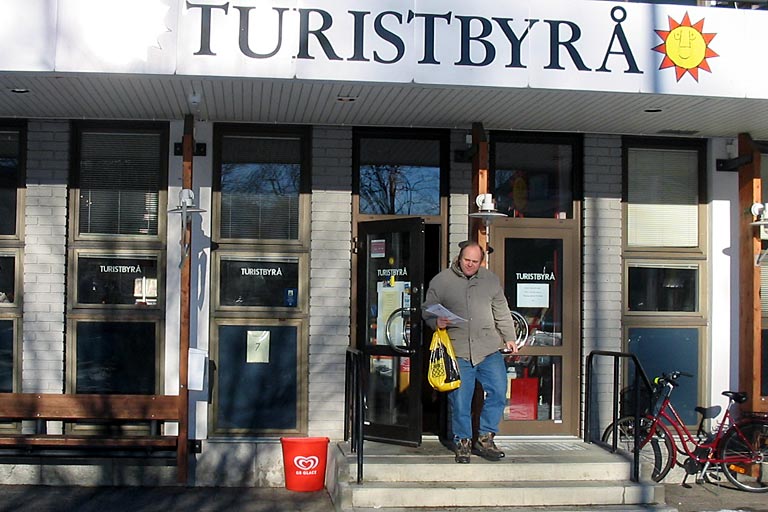 [ Kim foran Karlstad turistbureau ]