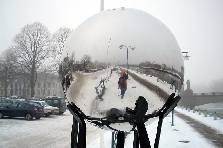 [ Skulptur med spejlkugle i Lidköping ]