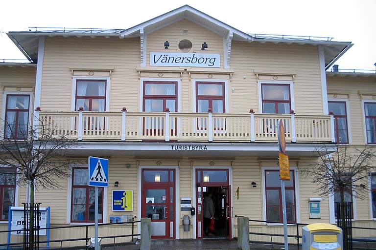 [ Banegård og turistbureau i Vänersborg ]