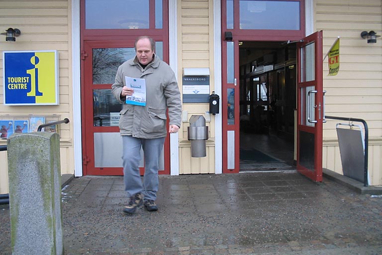 [ Kim foran turistbureauet i Vänersborg ]