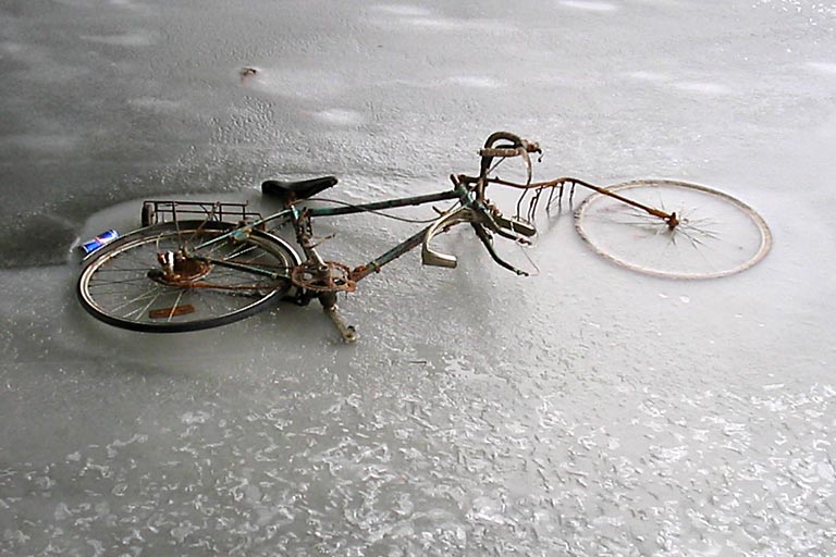 [ Frossen cykel i havnen ]
