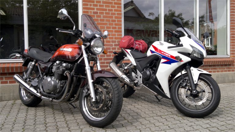 [ Kawasaki Zephyr og Honda CBR 500 RA ]