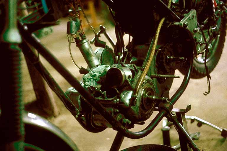 [ Motoren på vej ud af stellet ]